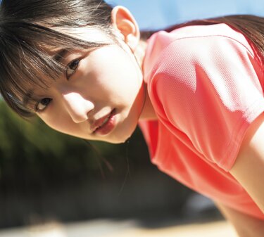 小説×アイドル〉早﨑すずきのきらめく笑顔が、新進作家の青春小説を