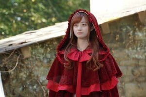 こんな橋本環奈、見たことない！　グリム童話の世界で、橋本環奈＆新木優子＆岩田剛典が豪華に舞う！　Netflix映画『赤ずきん、旅の途中で死体と出会う。』予告映像解禁:イメージ