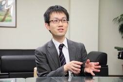 坂上泉最新作『渚の螢火』──「沖縄の複雑な歴史を生きてきた人々に向き合いたかった」【著者インタビュー】:イメージ