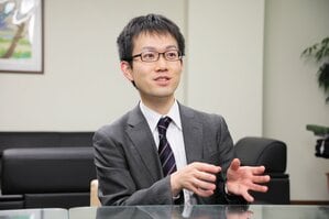 坂上泉最新作『渚の螢火』──「沖縄の複雑な歴史を生きてきた人々に向き合いたかった」【著者インタビュー】
