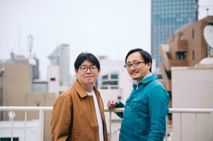 『むかしむかしあるところに、死体がありました。』などで人気のミステリ作家・青柳碧人がなぜ今、実話怪談を？　怪談研究家・吉田悠軌を招き、その“謎”に迫る　『怪談青柳屋敷』刊行記念対談（前編）:イメージ