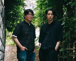 読むと自分も怪談を語りたくなってしまう不思議な怪談集とは？　著者・青柳碧人と注目の若手怪談師・チビル松村が語る「実話怪談」の魅力　『踏切と少女 怪談青柳屋敷・別館』刊行記念対談（前編）:イメージ