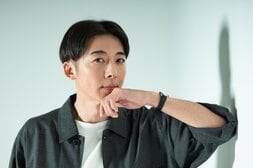 沖縄本土復帰直前に起きた100万ドル強奪事件！　琉球警察の刑事を演じた高橋一生が主人公に共感した理由とは？ ドラマ「1972 渚の螢火」主演・高橋一生インタビュー（前編）:イメージ