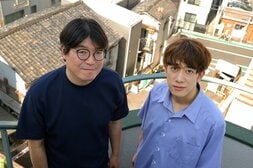 怪談取材は“二人隣り”にお宝アリ。「日本昔ばなし」のトラウマ回は怪談蒐集の原点？　『カエルみたいな女 怪談青柳屋敷・新館』刊行記念／青柳碧人・西田どらやき対談【前編】:イメージ