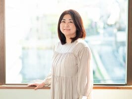 「会社で家政婦を雇ってみたら、ご飯も作ってもらえて効率が上がった」――Twitterでの一文がきっかけで考え始めた小説『まずはこれ食べて』原田ひ香インタビュー（前編）